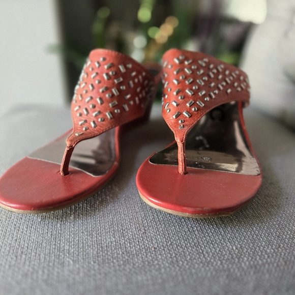 DKNYC Stylish Red Thong Wedge Embellished Sandals ~ Size 7½ - Picture 2 of 7